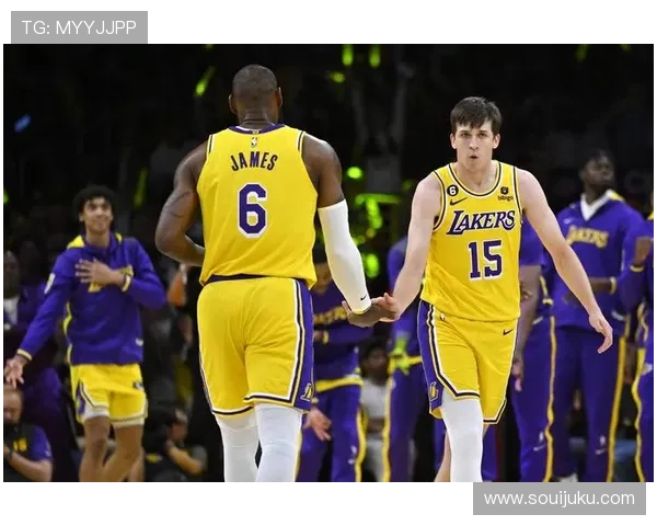 詹皇里夫斯默契配合空接暴扣惊艳全场 詹皇里夫斯默契配合空接暴扣惊艳全场